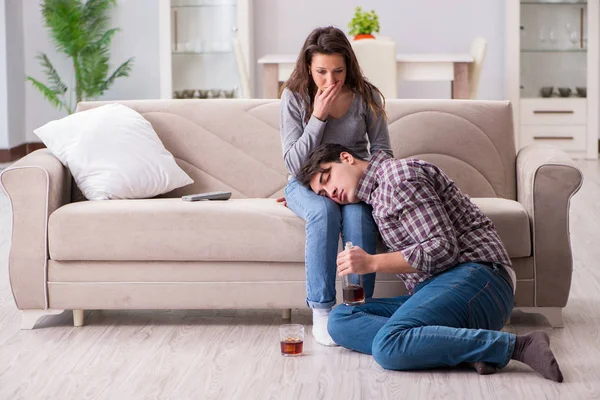 Проблемы с алкоголем пьяный муж мужчина в молодой концепции семьи — стоковое фото