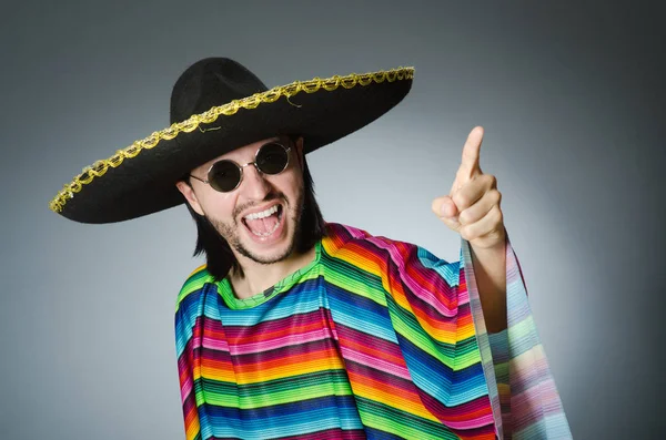 Mann in einem lebhaften mexikanischen Poncho grauen Hintergrund isoliert — Stockfoto