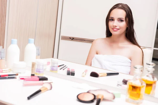 Giovane donna nel concetto di bellezza make-up — Foto Stock