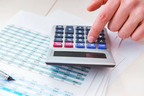 Finance analyst looking and financial reports — Stock Photo, Image