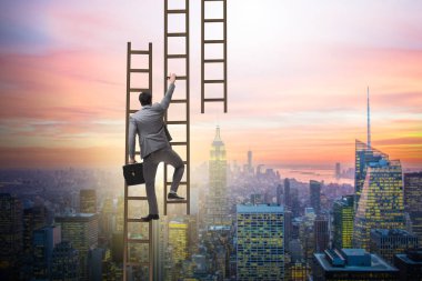 İş adamı iş dünyasında kariyer basamaklarını tırmanıyor