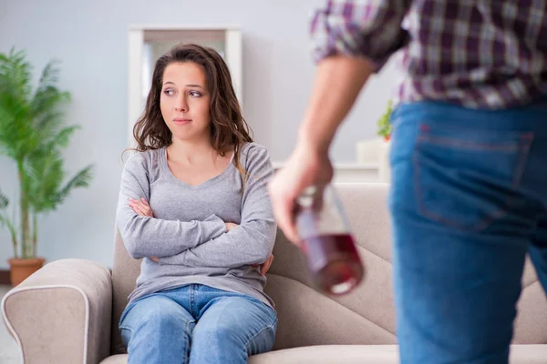 Concepto de violencia doméstica en una discusión familiar con alcoho borracho — Foto de Stock