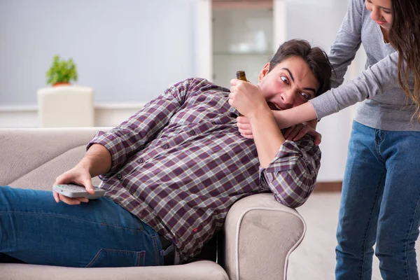 Trinkproblem betrunkener Mann in einer jungen Familie — Stockfoto