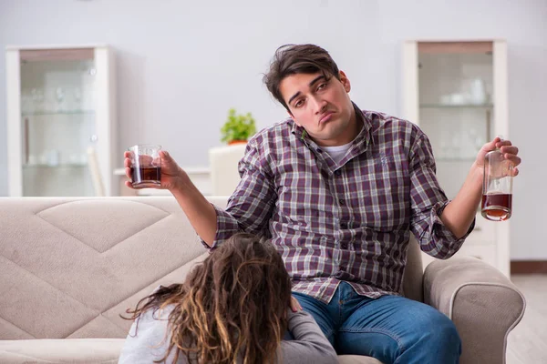 Beber problema bêbado marido homem em um conceito de família jovem — Fotografia de Stock