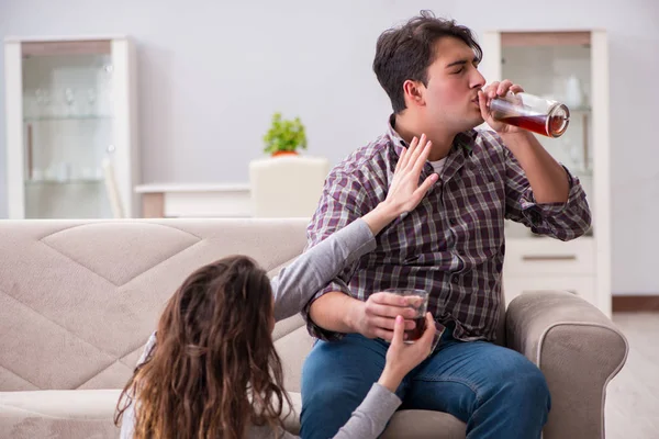 Beber problema bêbado marido homem em um conceito de família jovem — Fotografia de Stock
