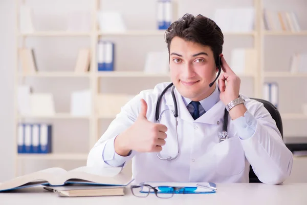 Jovem médico no conceito médico — Fotografia de Stock