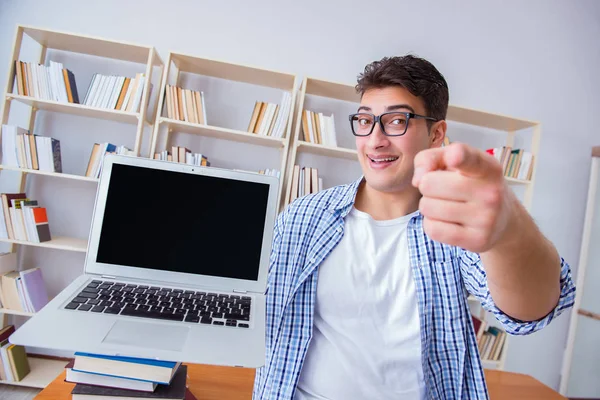 Giovane studente con libri che si preparano agli esami — Foto Stock