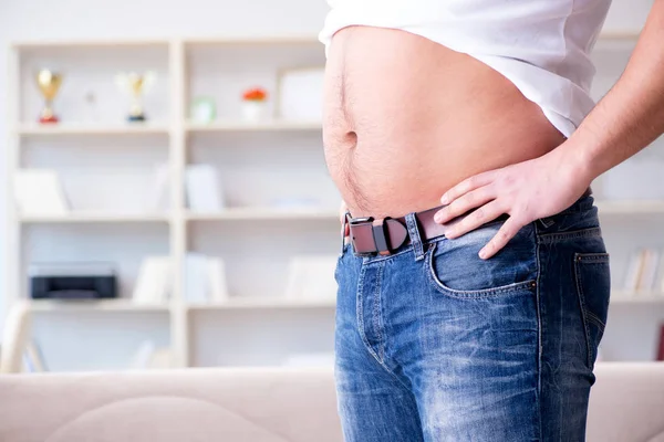 Uomo che soffre di peso in più nel concetto di dieta — Foto Stock