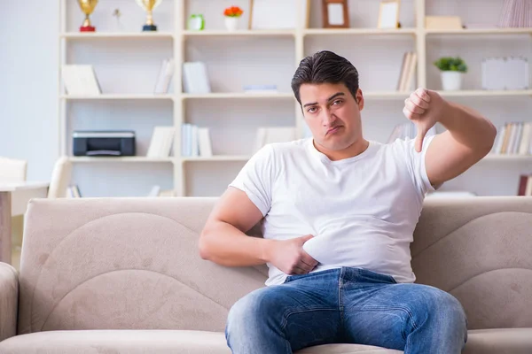 Hombre enfermo de estómago y vómitos — Foto de Stock