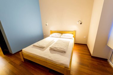 Otelde çift kişilik yatak.