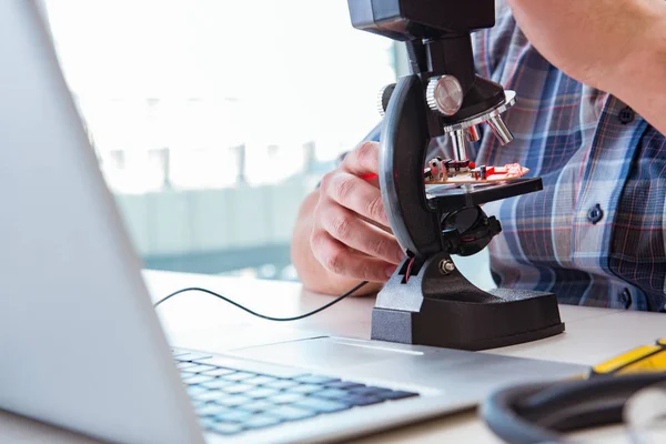 Ingeniería de alta precisión con el hombre trabajando con microscopio —  Fotos de Stock