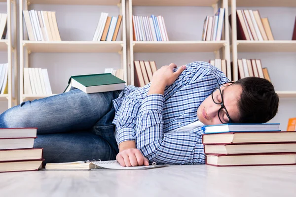 Jeune étudiant étudiant avec des livres — Photo