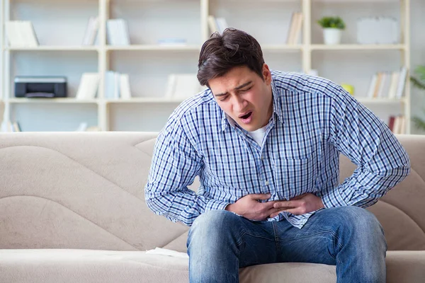 Hombre que sufre de dolor en casa — Foto de Stock