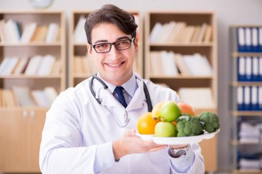 Bilim adamı çeşitli gıdalarda besin araştırması yapıyor