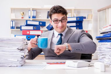 İşadamı evrak işleriyle meşgul.