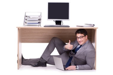 İşadamı ofiste saklanıyor.