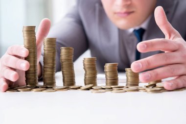 Ticari büyüme kavramında altın sikkeleri olan bir işadamı