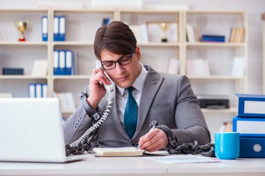 İşadamı işine zincirlerle bağlı.