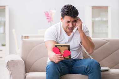 Üzgün Aziz Sevgililer Günü konsepti içinde genç bir adam