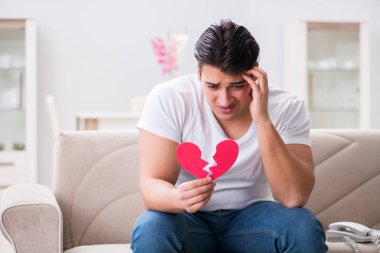 Üzgün Aziz Sevgililer Günü konsepti içinde genç bir adam