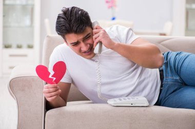 Üzgün Aziz Sevgililer Günü konsepti içinde genç bir adam