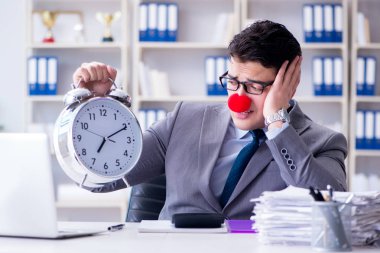 Alarmlı saati olan palyaço işadamı son teslim tarihini kaçırmış.