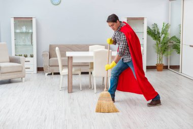 Süper kahraman temizleyicisi evde çalışıyor.