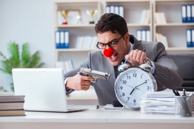 Ofiste çalışan palyaço işadamı sinirli bir...