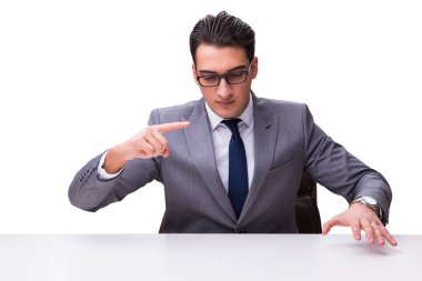 Beyaz torba üzerinde sanal düğmelere basan genç işadamı