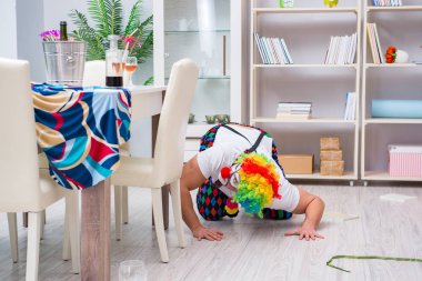 Sarhoş palyaço evde parti veriyor.