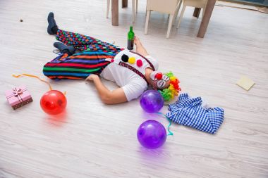 Sarhoş palyaço evde parti veriyor.