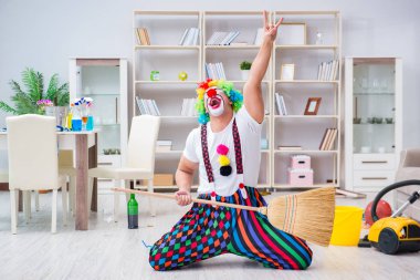 Komik palyaço evde temizlik yapıyor.