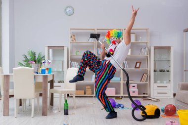 Komik palyaço evde temizlik yapıyor.