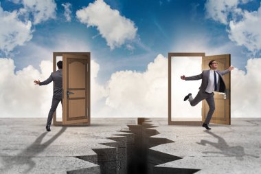 Kapılarla ışınlanma konseptinde iş adamı