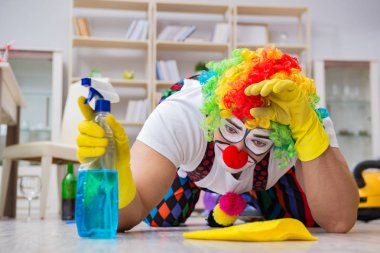 Komik palyaço evde temizlik yapıyor.