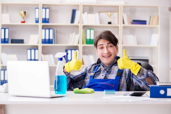 Ofiste çalışan erkek temizlikçi. — Stok fotoğraf