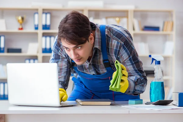 Hacker onder schonere dekking stelen van persoonlijke gegevens — Stockfoto