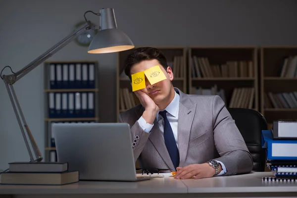 Affärsman stanna sent för att reda ut prioriteringar — Stockfoto