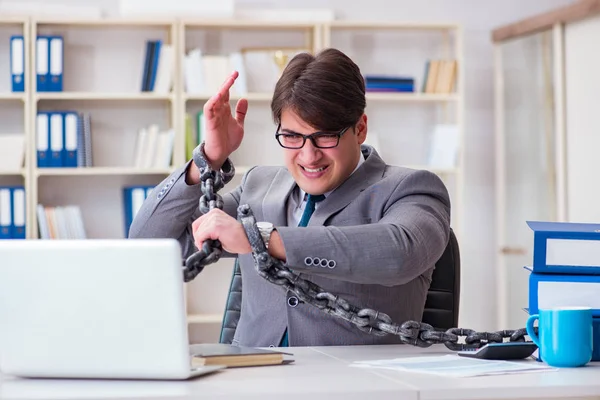 Affärsman knuten med kedjor till sitt arbete — Stockfoto