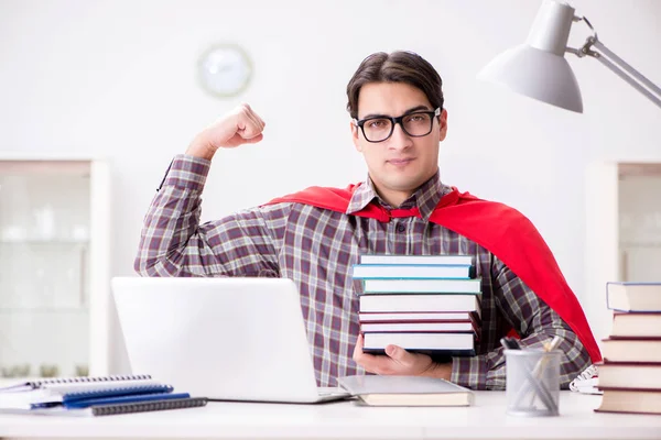 Estudante super-herói com um laptop estudando se preparando para exames — Fotografia de Stock