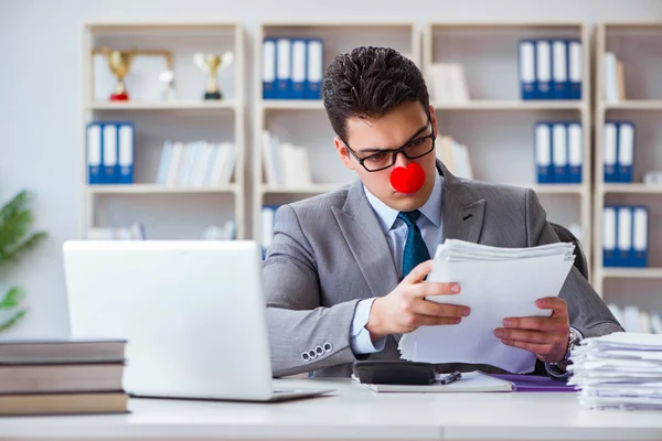 Homme d'affaires clown dans le bureau — Photo