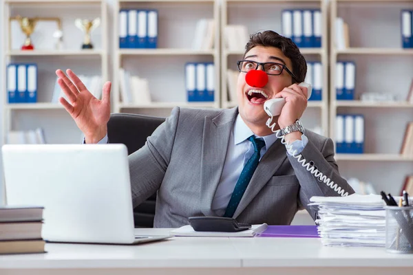 Clown affärsman har roligt på kontoret — Stockfoto