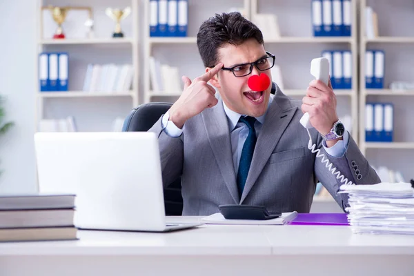 Clown homme d'affaires en colère frustré de travailler dans le bureau — Photo