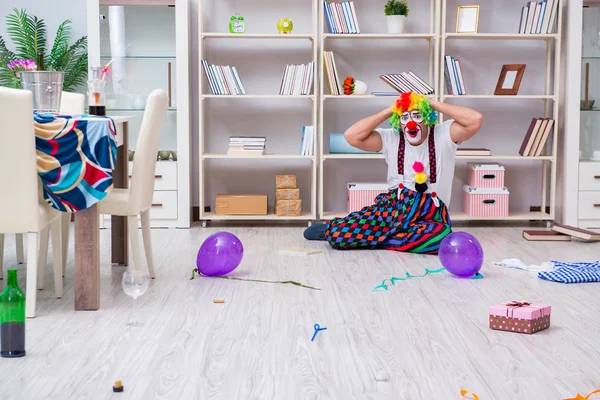 Betrunkener Clown feiert Party zu Hause — Stockfoto