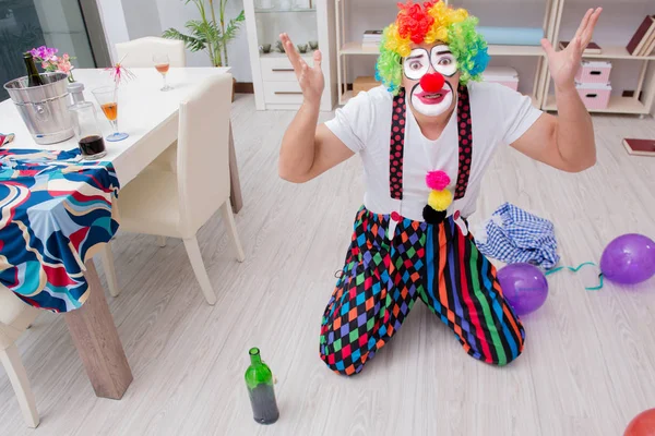 Betrunkener Clown feiert Party zu Hause — Stockfoto