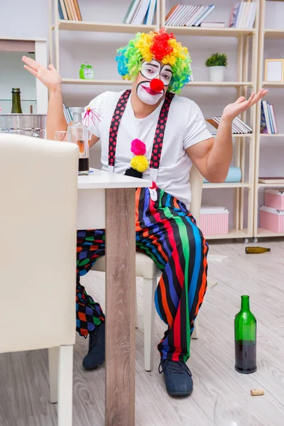 Betrunkener Clown feiert Party zu Hause — Stockfoto