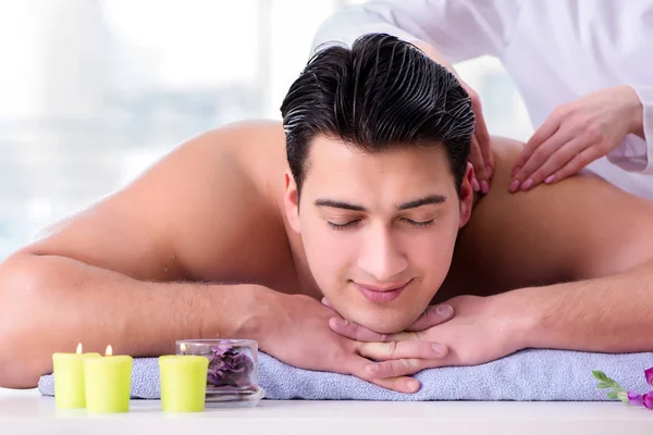 Bello uomo in spa massaggio concetto — Foto Stock