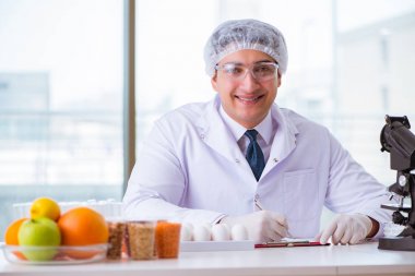 Besin uzmanı gıda ürünlerini laboratuarda test ediyor.