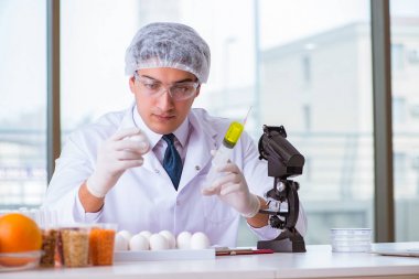 Besin uzmanı gıda ürünlerini laboratuarda test ediyor.