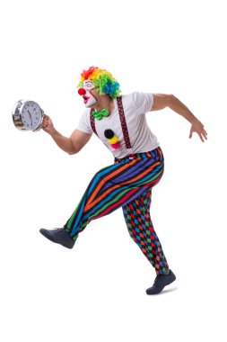 Beyaz arka planda izole edilmiş çalar saati olan komik bir palyaço.